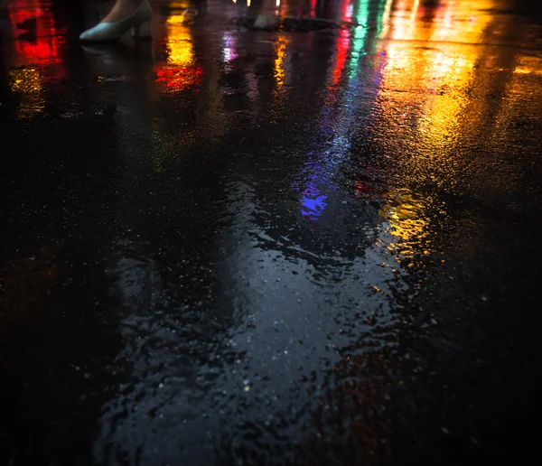 纽约街道后雨湿沥青的思考 — 图库照片