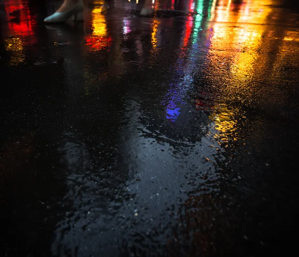 NYC straten na regen met reflecties op nat asfalt — Stockfoto