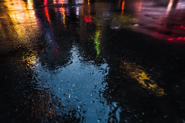濡れたアスファルトで反射と雨の後ニューヨーク通り — ストック写真