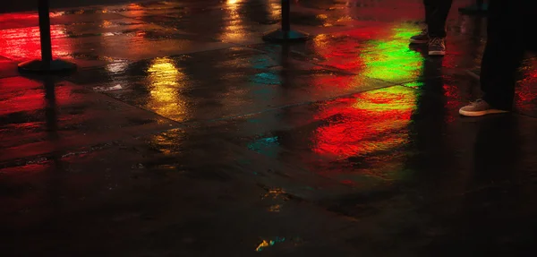 Nasse Straßen nach Regen mit Reflexen auf nassem Asphalt — Stockfoto