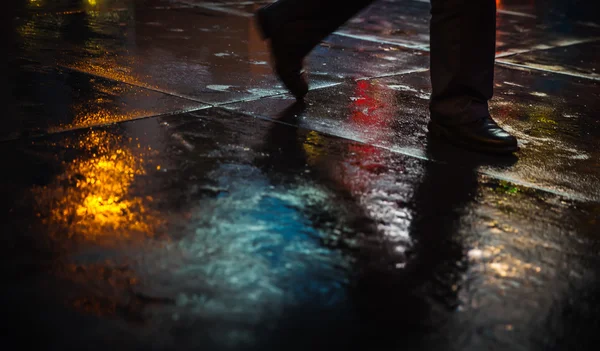 Nasse Straßen nach Regen mit Reflexen auf nassem Asphalt — Stockfoto
