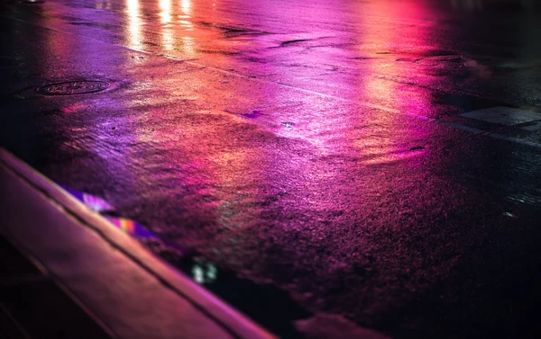 Ulice Nowego Jorku po deszczu z odbicia na mokrym asfalcie — Zdjęcie stockowe