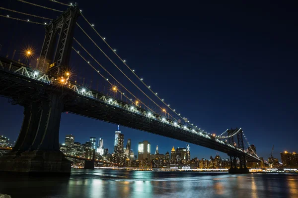 Манхеттенський міст вночі — стокове фото