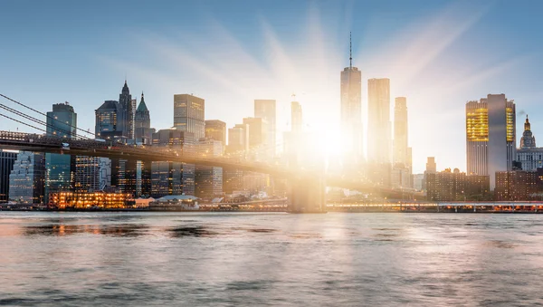 Manhattan skyline with Brooklyn Bridge — Stock Photo, Image