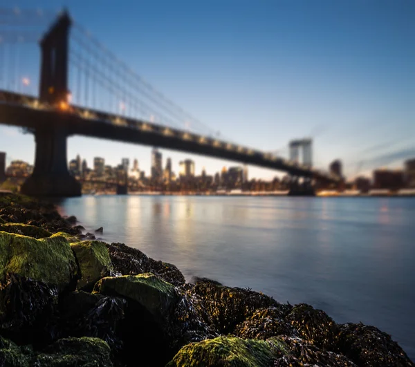 Gece bulanık Manhattan Köprüsü — Stok fotoğraf