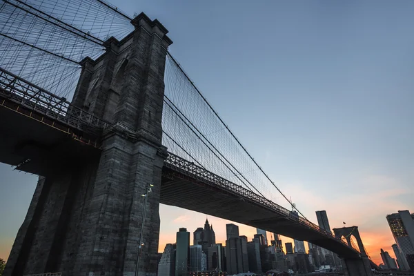 Brooklyn Köprüsü ile Manhattan Skyline — Stok fotoğraf