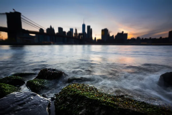 Мангеттен - Скайлайн з Бруклінським мостом — стокове фото