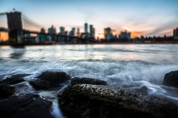 Manhattan Skyline mit Brooklyn Bridge — Stockfoto