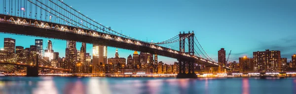 曼哈顿大桥在夜间 — 图库照片