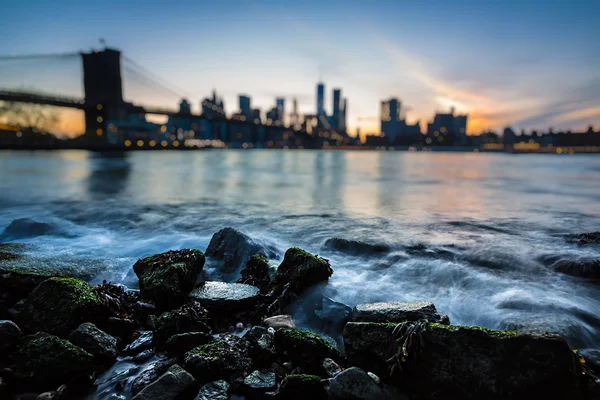 Verschwommene manhattan skyline mit brooklyn bridge — Stockfoto