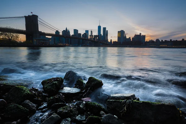 Manhattan skyline with Brooklyn Bridge — Stock Photo, Image