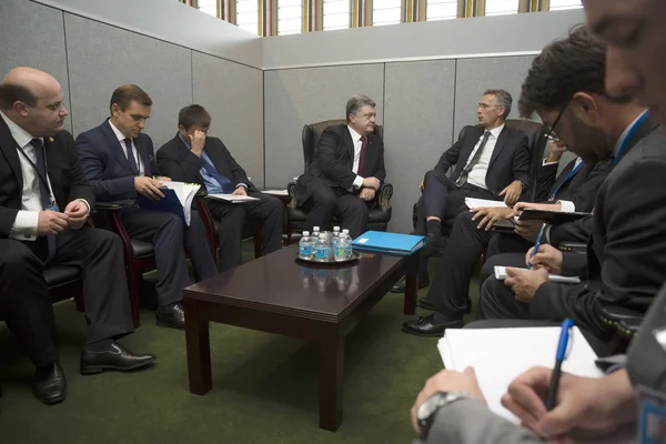 Le président Petro Porochenko et le secrétaire général de l'OTAN, Jens Stolt — Photo