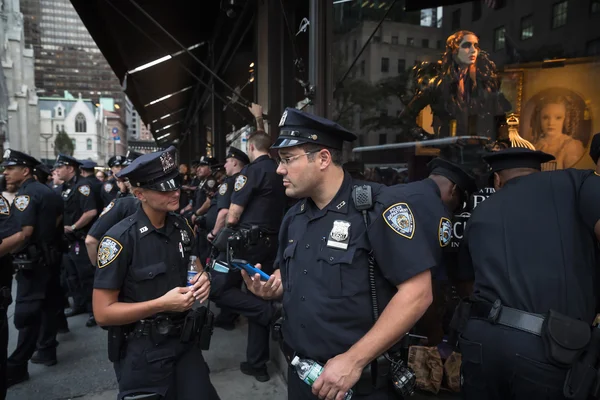 Grupo de policiais nas ruas de Nova York — Fotografia de Stock