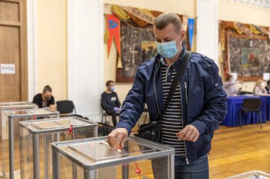KYIV, UKRAINE - 25 Ekim 2020 Ukrayna seçimleri. Bir sandık merkezinde oy kullanma süreci