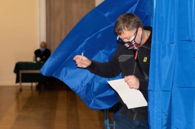 KYIV, UKRAINE - 25 Ekim 2020 Ukrayna seçimleri. Bir sandık merkezinde oy kullanma süreci