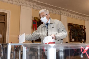 KYIV, UKRAINE - 25 Ekim 2020 Ukrayna seçimleri. Bir sandık merkezinde oy kullanma süreci