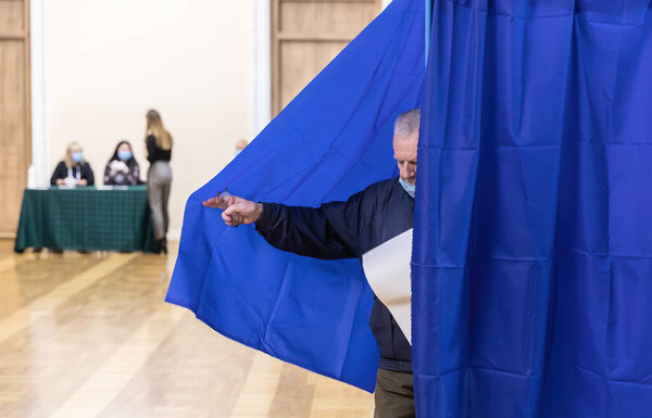 КИЕВ, УКРАИНА - 25 октября 2020: Выборы в Украине. Процесс голосования на избирательном участке