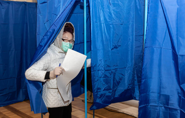 КИЕВ, УКРАИНА - 25 октября 2020: Выборы в Украине. Процесс голосования на избирательном участке