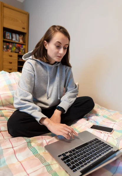 Home Office Concetto Lavoro Distanza Una Giovane Donna Lavora Computer — Foto Stock