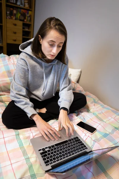 Oficina Hogar Concepto Trabajo Remoto Una Joven Trabaja Una Computadora — Foto de Stock