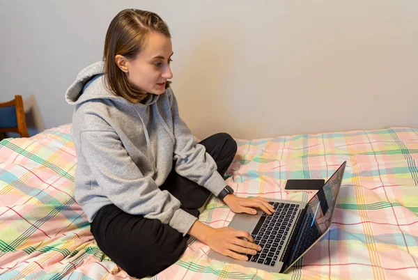 Home Office Conceito Trabalho Remoto Uma Jovem Trabalha Computador Remotamente — Fotografia de Stock