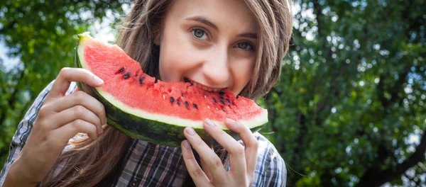 Sağlıklı Yemek Sağlıklı Yaşam Tarzı Konsepti Genç Mutlu Kadın Doğada — Stok fotoğraf