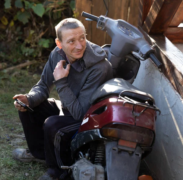 Young Rural Working Guy Resting Sitting Her Motorcycle Playing Smartphone — Stock Photo, Image