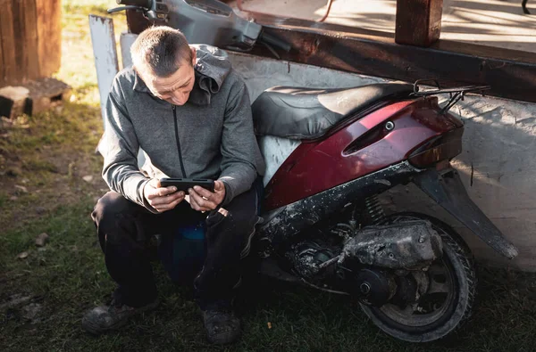 Mladý Venkovský Pracující Chlap Odpočívající Blízkosti Její Motocykl Hrát Chytrým — Stock fotografie