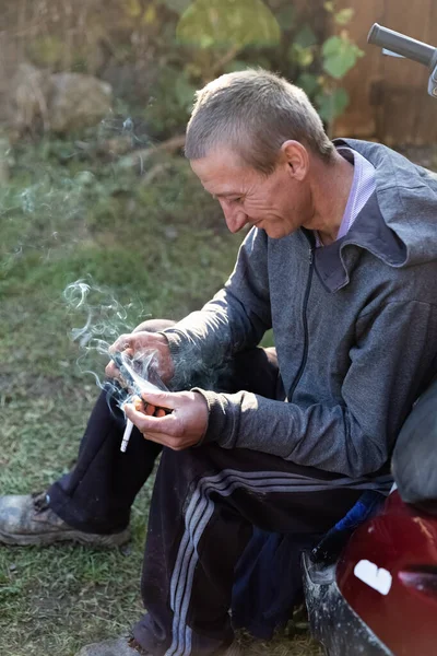 Jeune Travailleur Rural Gars Repos Tout Étant Assis Près Moto — Photo