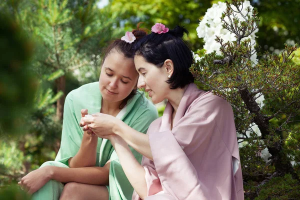 Jardim Japonês Duas Mulheres Bonitas Novas Vestidas Quimono Japonês Jardim — Fotografia de Stock