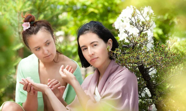 Japansk Trädgård Två Unga Vackra Kvinnor Klädda Japansk Kimono Trädgården — Stockfoto