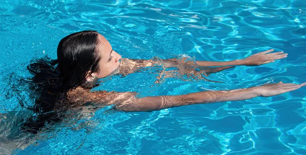 벌거벗은 여자가 수영장에 아름다운 — 스톡 사진