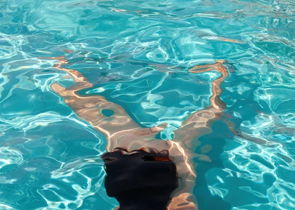 Naakte Vrouw Buiten Mooie Jonge Naakte Vrouw Het Zwembad — Stockfoto