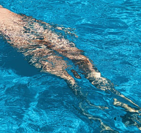 Naakte Vrouw Buiten Mooie Jonge Naakte Vrouw Het Zwembad — Stockfoto