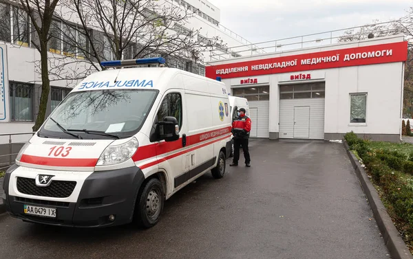 Kyiv Ukrajina Listopadu 2020 Záchranná Dodávka Ambulanci Kyjevě Text Budově — Stock fotografie