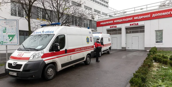 Kyiv Ukrajina Listopadu 2020 Záchranná Dodávka Ambulanci Kyjevě Text Budově — Stock fotografie