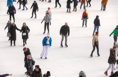 KYIV, UKRAINE - 27 Aralık 2020: buz pateni insanları. İnsanlar buz pateni sahasında eğleniyor. Kyiv 'de yeni yıl tatili.