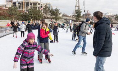 KYIV, UKRAINE - 27 Aralık 2020: buz pateni insanları. İnsanlar buz pateni sahasında eğleniyor. Kyiv 'de yeni yıl tatili.