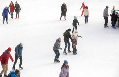 KYIV, UKRAINE - 27 Aralık 2020: buz pateni insanları. İnsanlar buz pateni sahasında eğleniyor. Kyiv 'de yeni yıl tatili.