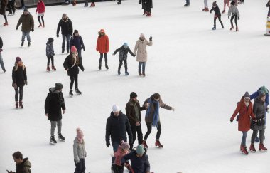 KYIV, UKRAINE - 27 Aralık 2020: buz pateni insanları. İnsanlar buz pateni sahasında eğleniyor. Kyiv 'de yeni yıl tatili.