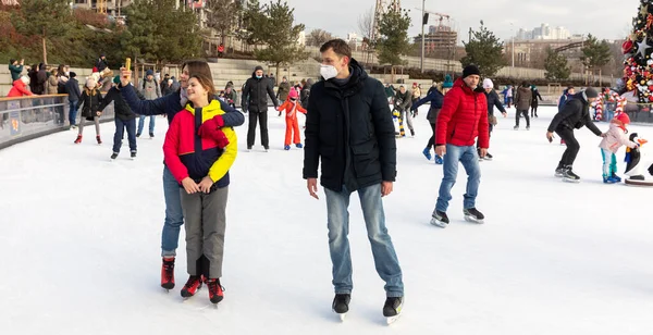 Kyiv Ucrania Diciembre 2020 Patinaje Sobre Hielo Gente Divierte Pista — Foto de Stock