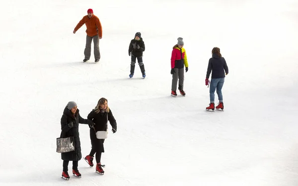 Kyiv Ucrania Diciembre 2020 Patinaje Sobre Hielo Gente Divierte Pista — Foto de Stock