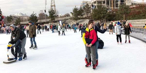 KYIV, UKRAINE - 27 Aralık 2020: buz pateni insanları. İnsanlar buz pateni sahasında eğleniyor. Kyiv 'de yeni yıl tatili.