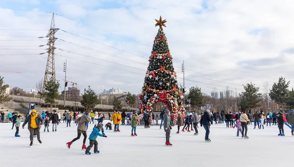 Kyiv Ukraine Prosince 2020 Lidé Kolečkových Bruslích Lidé Baví Ledárně — Stock fotografie