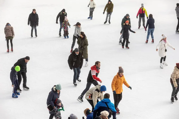 Kyiv Ukraine December 2020 Ice Skpeople 人们在城市冰场的冰场里玩得很开心 在基辅的新年假期 — 图库照片