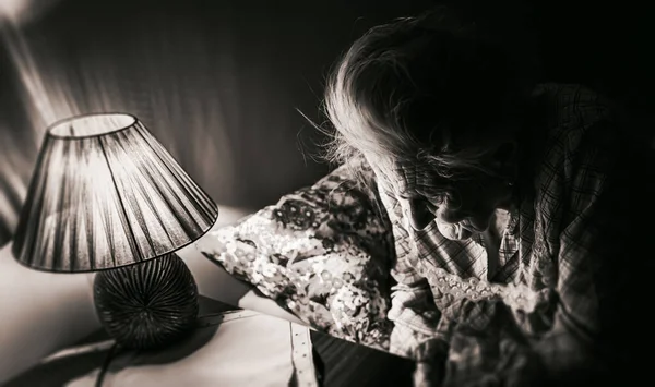 Masa Lambasıyla Sehpanın Yanındaki Karanlık Odada Oturan Yaşlı Kadın Siyah — Stok fotoğraf