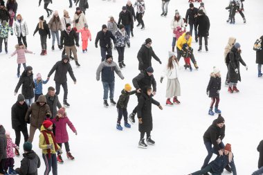 KYIV, UKRAINE - Ocak 03, 2021: buz pateni insanları. İnsanlar buz pateni sahasında eğleniyor. Kyiv 'de yeni yıl tatili.