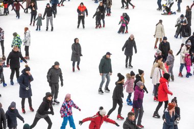 KYIV, UKRAINE - Ocak 03, 2021: buz pateni insanları. İnsanlar buz pateni sahasında eğleniyor. Kyiv 'de yeni yıl tatili.