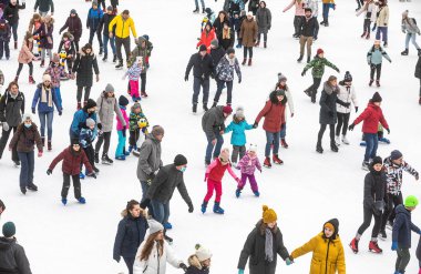 KYIV, UKRAINE - Ocak 03, 2021: buz pateni insanları. İnsanlar buz pateni sahasında eğleniyor. Kyiv 'de yeni yıl tatili.