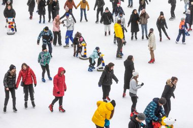 KYIV, UKRAINE - Ocak 03, 2021: buz pateni insanları. İnsanlar buz pateni sahasında eğleniyor. Kyiv 'de yeni yıl tatili.